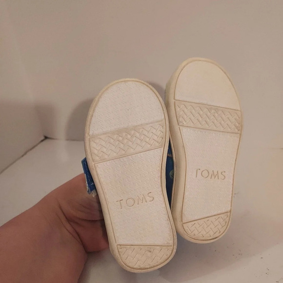 TOMS Dinoland Baby/Toddler Glow-In-The-Dark Alpargata Shoes in Size T6 Toddler - Picture 8 of 10